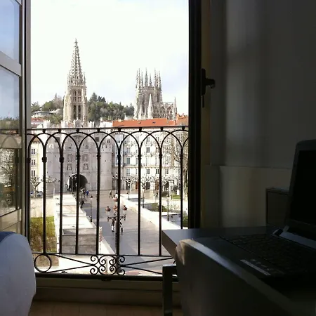 ヴィア ゴティカ ホテル Burgo